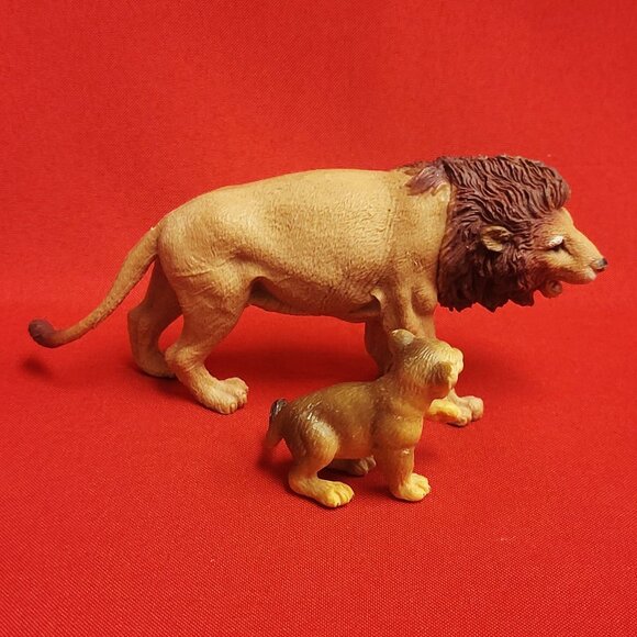 Vintage Schleich Lion and Lion Cub Toy Figurines - Picture 7 of 10